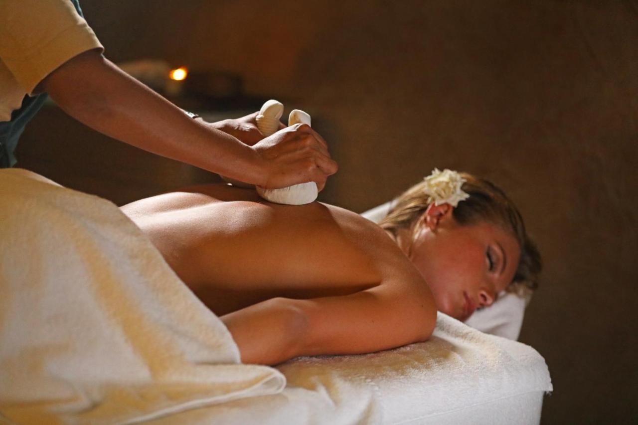 Hotel Jadali&Spa Marrakesch Exterior foto A woman receiving a massage with hot stones